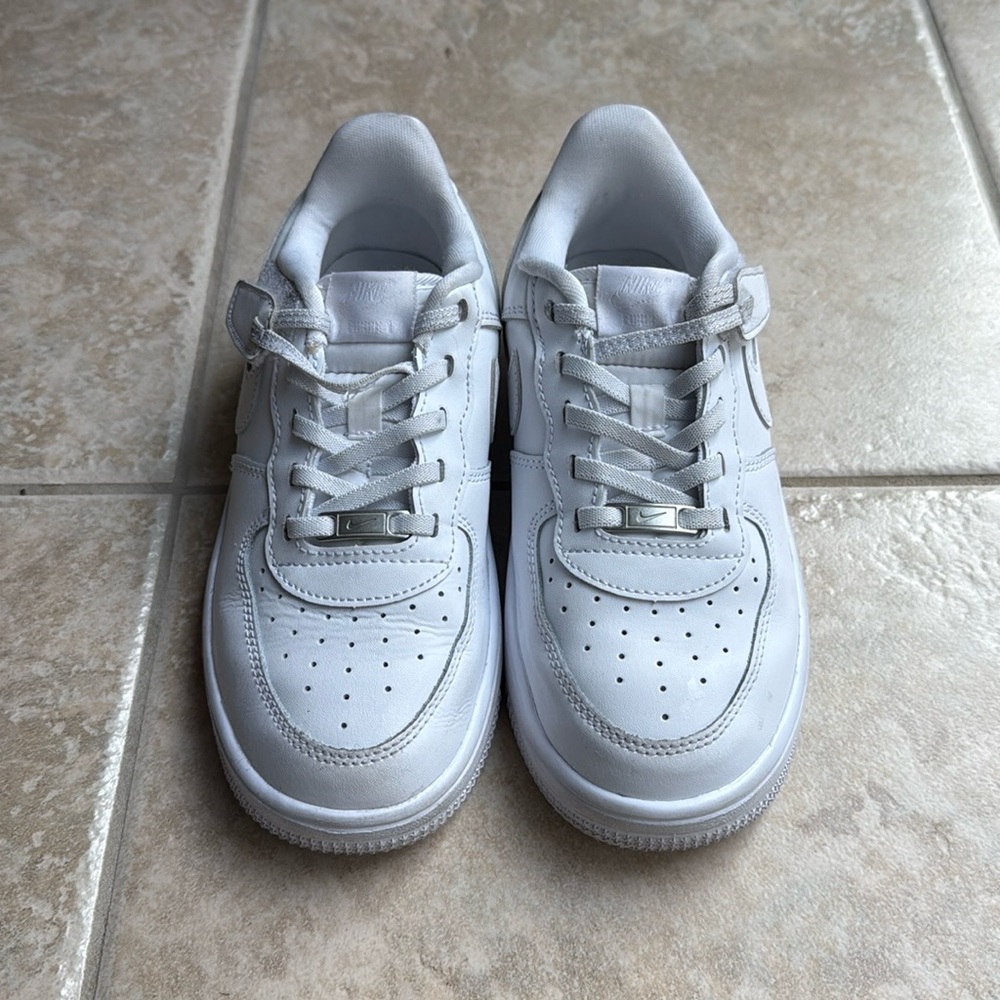 LIKE NEW - Nike Air Force 1 Low EasyOn - Kids size 2.5